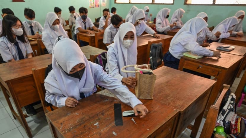 Indonesian government urged to mandate hybrid learning for all amid Omicron; anxious parents keep kids at home Indonesian government urged to mandate hybrid learning for all amid Omicron; anxious parents keep kids at home