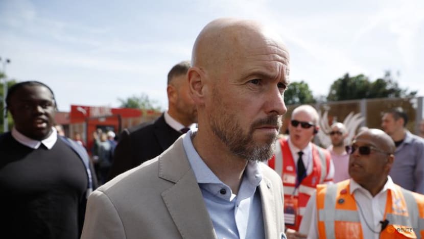 Ten Hag demands United players 'co-operate' with his new regime Ten Hag demands United players 'co-operate' with his new regime