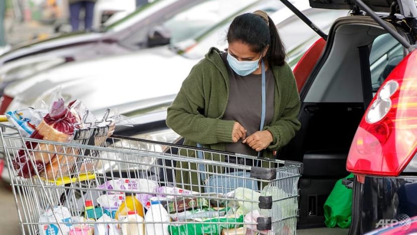 New Zealanders wear face masks as Auckland COVID-19 lockdown lifted New Zealanders wear face masks as Auckland COVID-19 lockdown lifted