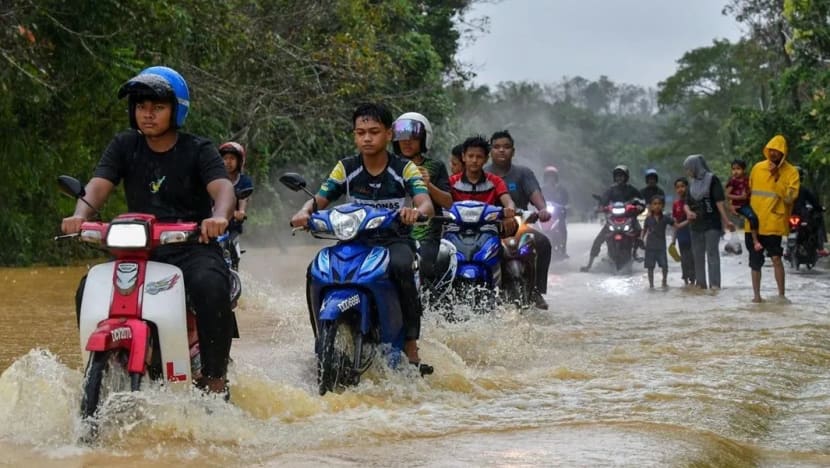 Selangor, Sarawak latest to be hit by flood; number of evacuees drop in the east coast Selangor, Sarawak latest to be hit by flood; number of evacuees drop in the east coast
