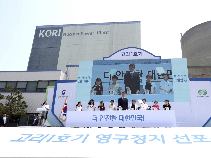 South Korean President Moon Jae-in, center, attending a ceremony marking the shutdown of the country's oldest nuclear power plant, Kori 1, nearly 40 years after it went online, in Busan, South Korea, on Monday, June 19, 2017.  Photo: AFFP