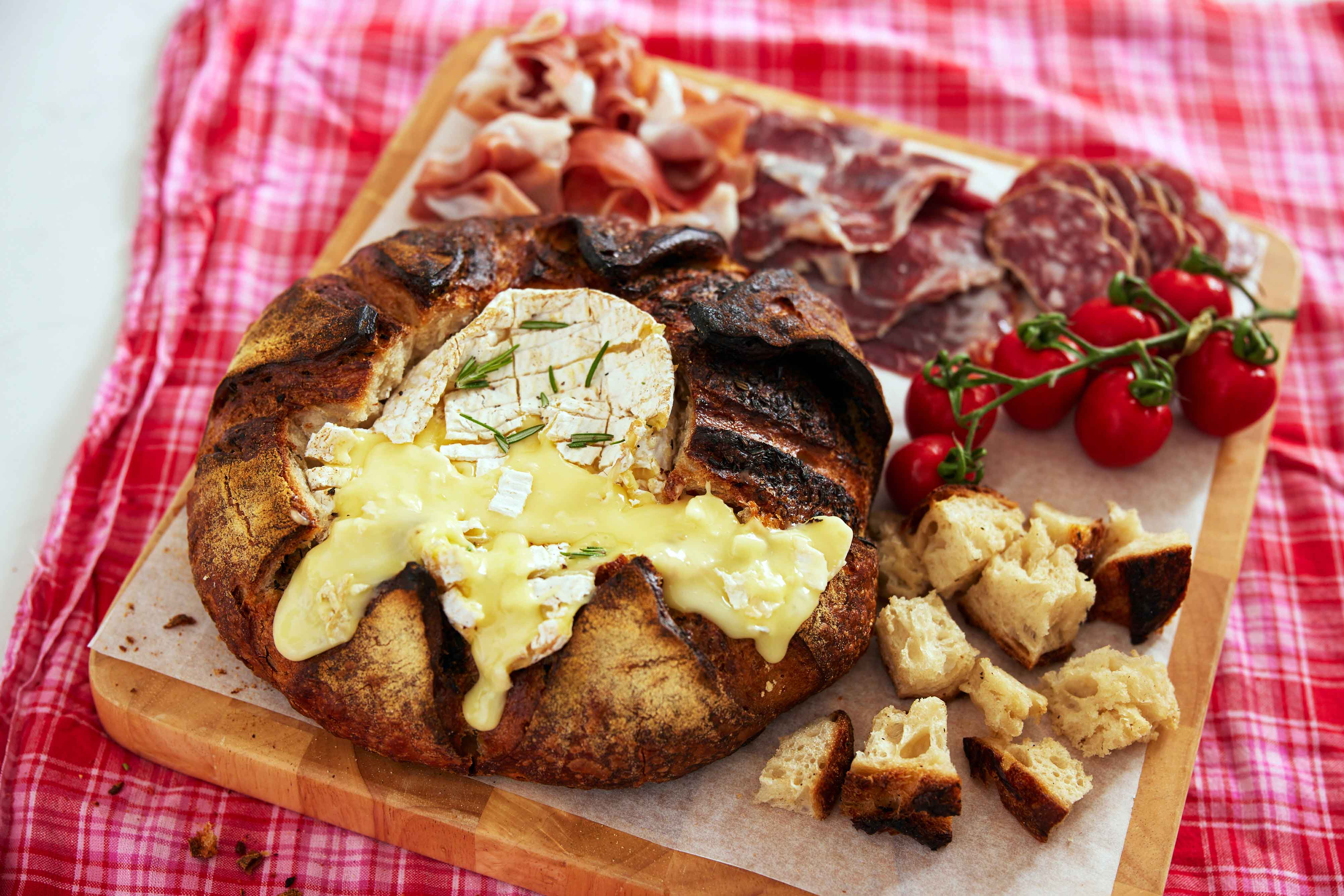 Make This Magnificent Cheesy Bread Bowl ‘Fondue’ In Less Than 30 Minutes Make This Magnificent Cheesy Bread Bowl ‘Fondue’ In Less Than 30 Minutes