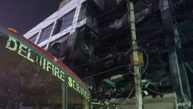 印度新德里一商业建筑发生大火 至少27人死亡