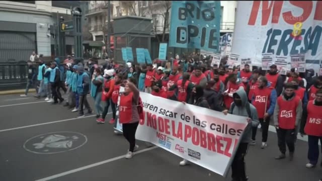 数万名阿根廷人上街示威 要求政府解决贫困和失业问题