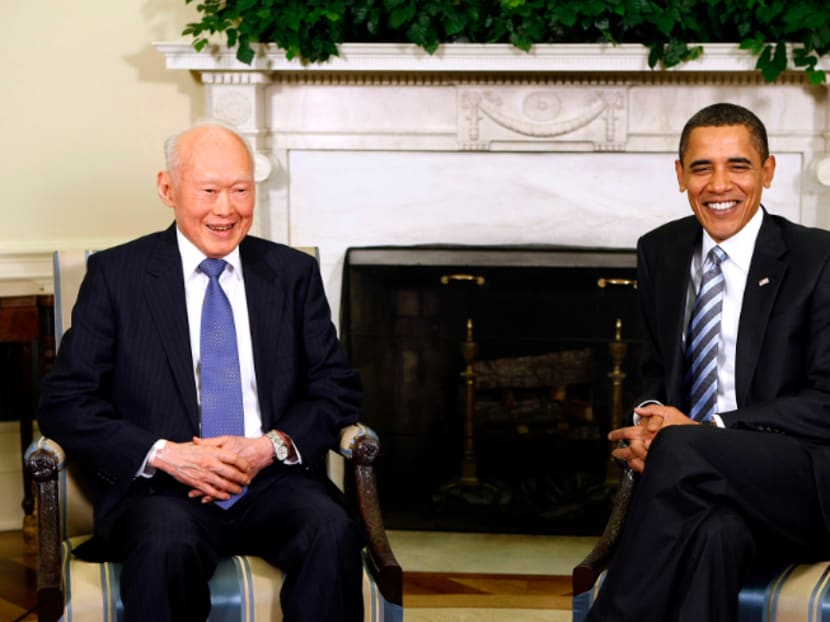In this Oct 29, 2009, file photo, Singapore's then-Minister Mentor Lee Kuan Yew, left, meets with US President Barack Obama in the Oval Office of the White House in Washington. Photo: AP