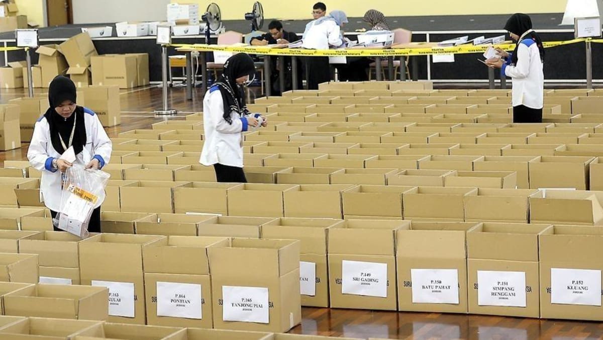 Untuk pertama kalinya, pemungutan suara melalui pos merupakan pilihan bagi warga Johor di Singapura, namun ada pula yang ragu