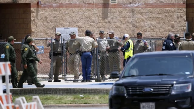 美国得州校园枪击案 20名警察未第一时间进入现场