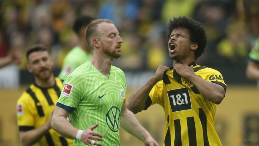 Dortmund crush Wolfsburg 6-0 to stay a point behind Bayern