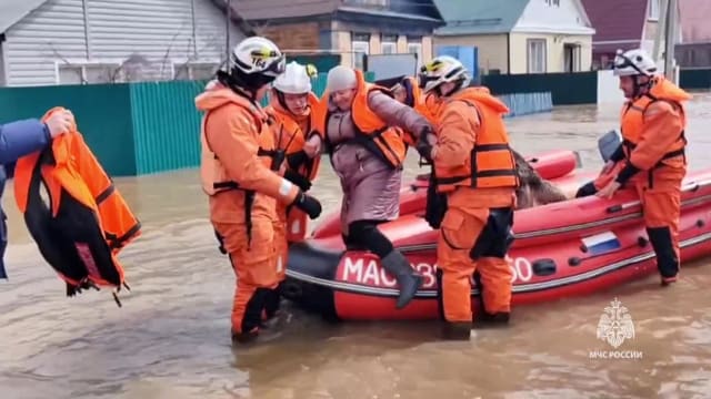 俄罗斯一大坝决堤淹没村庄 近4500人被疏散