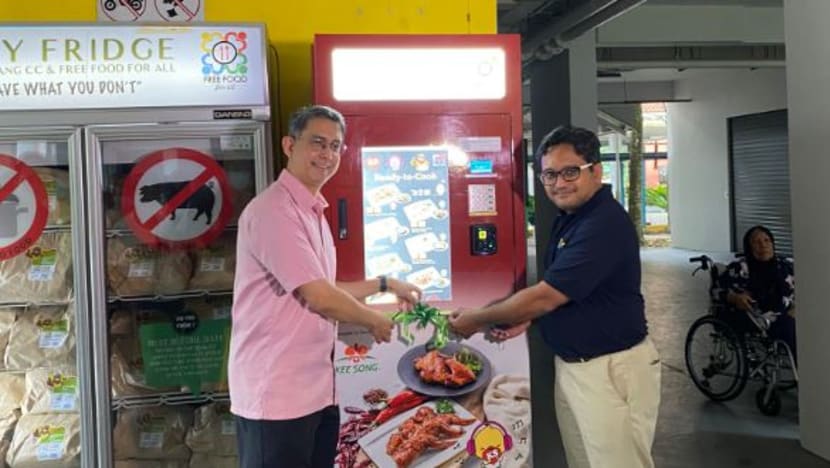 FFA agih set makanan, lancar mesin layan diri ayam beku sempena Hari Kebaikan Sedunia