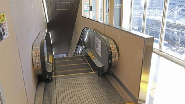 外套卷入车站电扶梯 日本老汉不幸丢命
