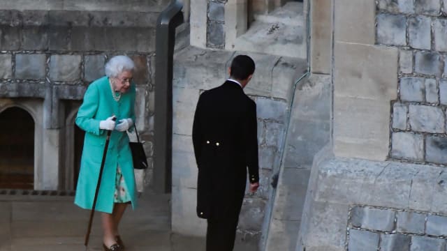 英女王出席登基70周年庆祝活动感到身体不适