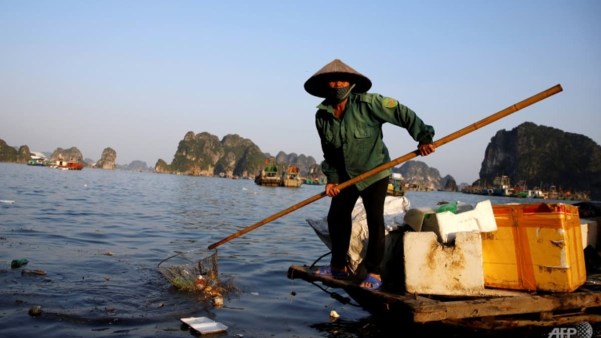 Vietnam battles plastic blight in idyllic Ha Long Bay Vietnam battles plastic blight in idyllic Ha Long Bay