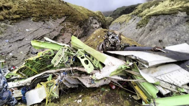搜救人员寻获尼泊尔失事飞机黑箱 