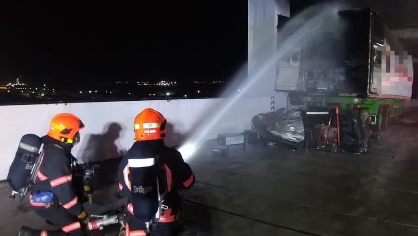 Seorang pegawai SCDF cedera, 25 orang dipindahkan dalam kebakaran di Tuas Seorang pegawai SCDF cedera, 25 orang dipindahkan dalam kebakaran di Tuas