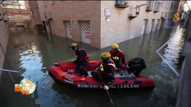 西班牙雪水消融致河水决堤 两人受困车内亡