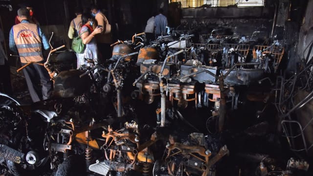 印度电动踏板车陈列室起火 至少八死11伤