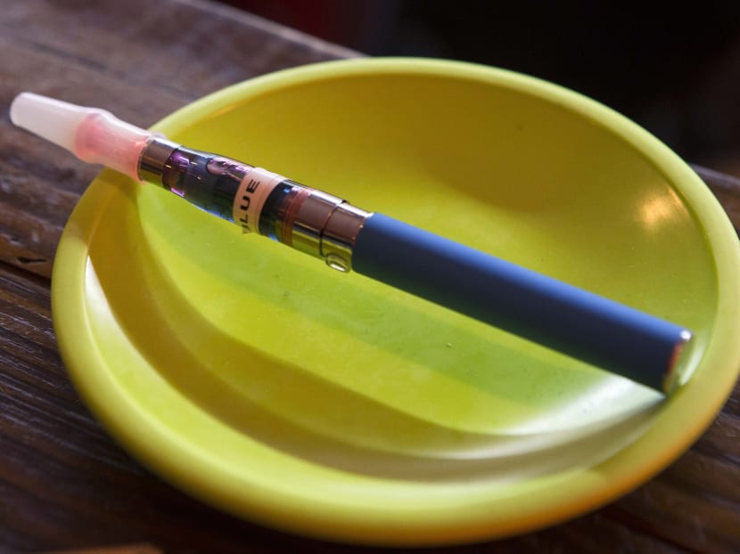 An e-cigarette sits in a tray on the bar at the Henley Vaporium in New York City, Dec 18, 2013. Photo: Reuters