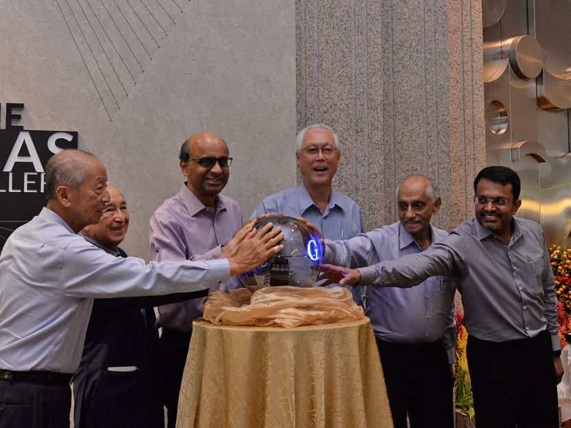 Left to right: Mr Lee Ek Tieng, MD MAS from Nov 1989 to Dec 1997, Mr Michael Wong, MD MAS from Dec 1970 to Feb 1981, Mr Tharman Shanmugaratnam, DPM and chairman of MAS, ESM Goh Chok Tong, Mr JY Pillay, MD MAS from Apr 1985 to Oct 1989, and Mr Ravi Menon, present managing director of MAS, officially launching The MAS Gallery. Photo: Robin Choo/TODAY