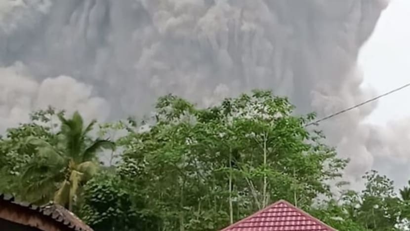 Gunung berapi Semeru meletus, keluarkan awan panas