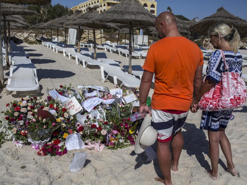 Tourists pay their respects in front of a makeshift memorial at the beach near the Imperial Marhaba resort, which was attacked by a gunman in Sousse, Tunisia, June 29, 2015. Photo: Reuters