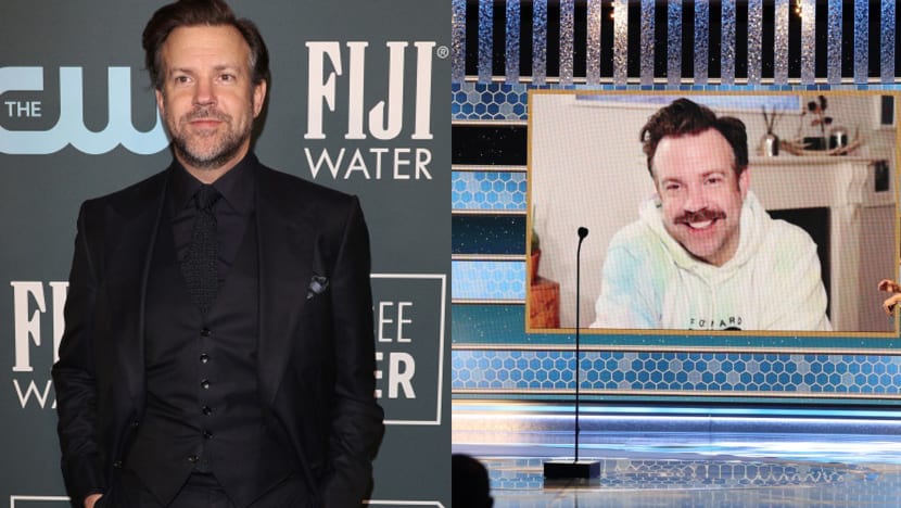 Jason Sudeikis Explains His Tie-Dyed Hoodie At The 2021 Golden Globes Jason Sudeikis Explains His Tie-Dyed Hoodie At The 2021 Golden Globes