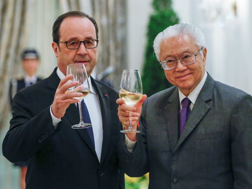 French President Francois Hollande (L) and Singapore President Tony Tan Keng Yam raise their glasses for a toast in the Istana Presidential Palace in Singapore March 26, 2017.  REUTERS/Wallace Woon/Pool