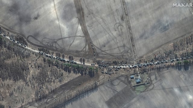 最新卫星画面：基辅以北俄军车队延长至逾64公里