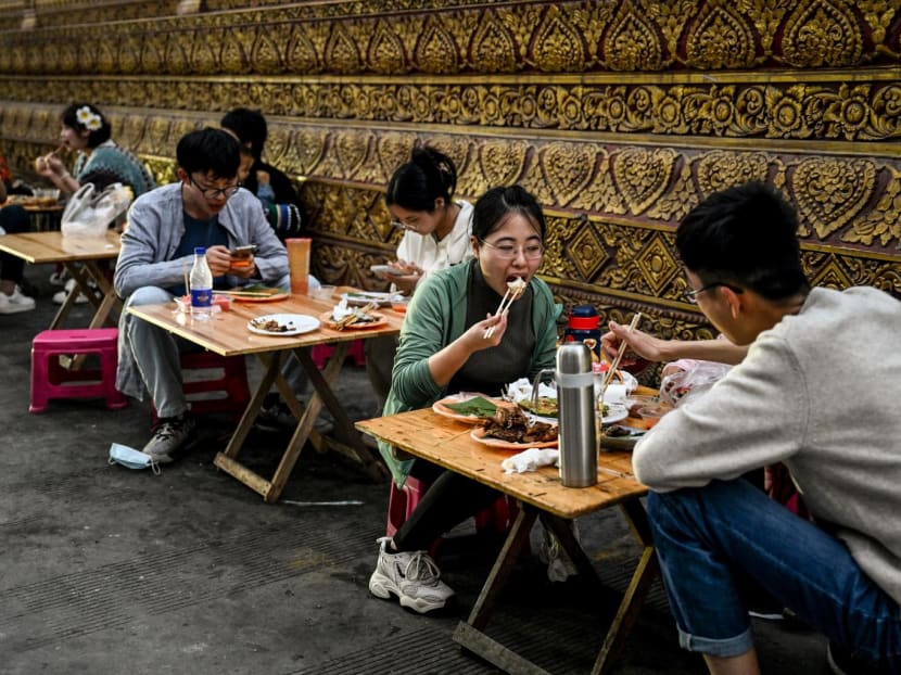 People eat along a street in Jinghong City in Xishuangbanna Dai Autonomous Prefecture in China's south Yunnan province on Jan 9, 2023. People eat along a street in Jinghong City in Xishuangbanna Dai Autonomous Prefecture in China's south Yunnan province on Jan 9, 2023.
