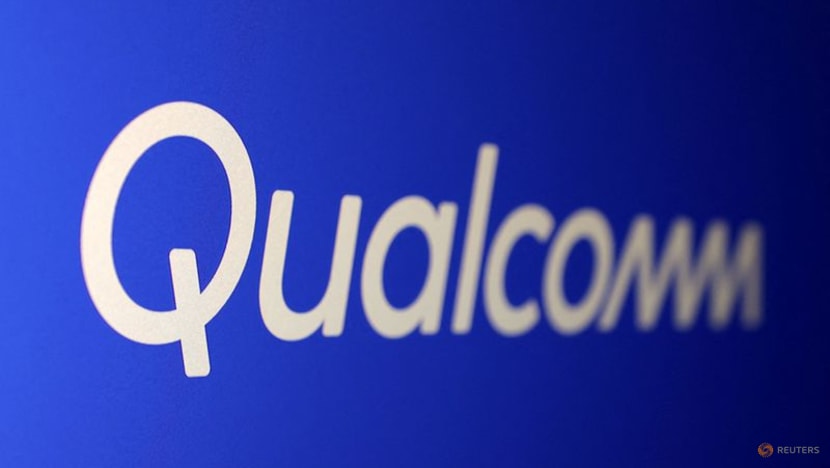 Qualcomm forecasts sales below estimates as smartphone slump persists