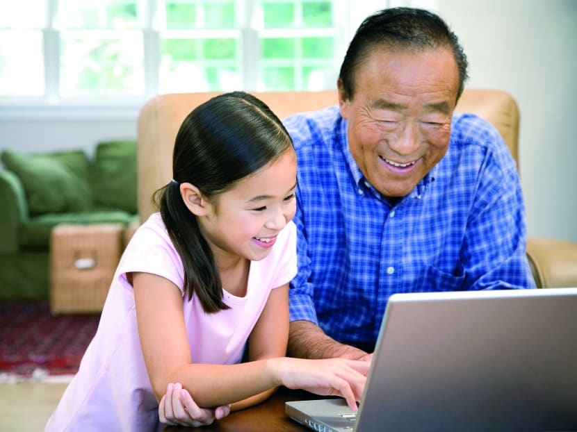 To learn to communicate quickly and well with children and grandchildren, seniors who are not computer savvy should take a simple course to familiarise themselves with the keyboard and screen. Photo: Thinkstock