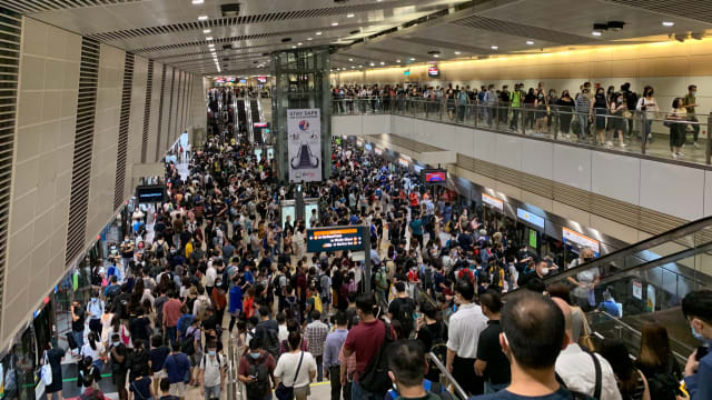 碧山地铁站环线今早人满为患 乘客申诉太拥挤改搭巴士上班