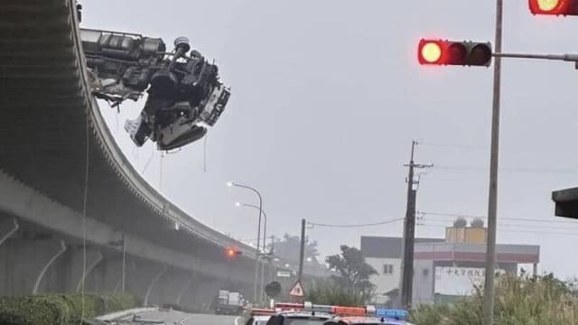 台湾卡车遇车祸悬空桥外 司机高处坠落一度无心跳