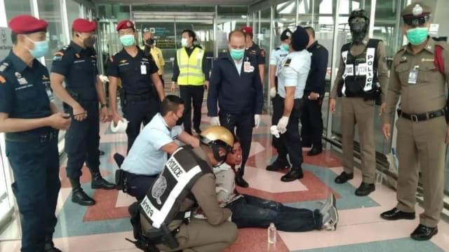 持假枪斧头闯机场停机坪 泰国瘾君子称要劫机