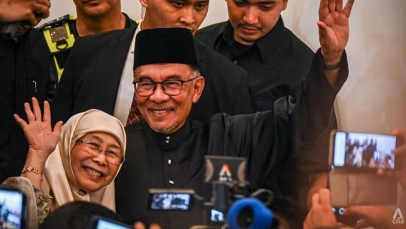  PM M'sia Anwar Ibrahim beri sanjungan kepada isteri Wan Azizah sempena ulang tahun