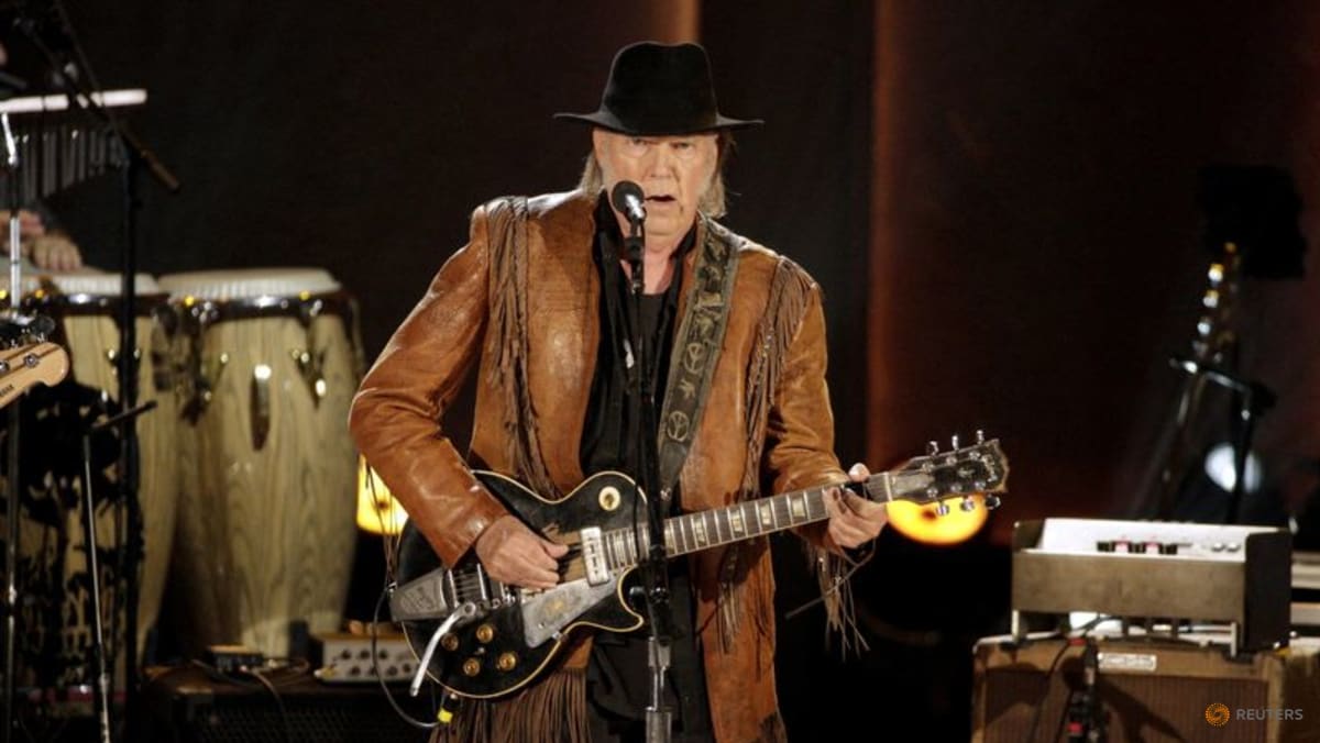 neil-young-to-spotify-either-remove-my-music-or-joe-rogan-podcast