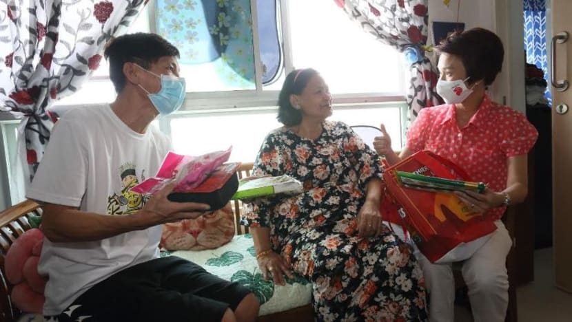 900 keluarga di Boon Lay, Bukit Gombak terima pek makanan bernilai $34,000
