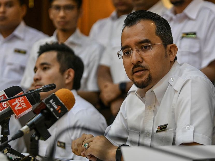 Umno youth chief Asyraf Wajdi Dusuki says it was never mandatory for ministers or politicians to hold degrees, but that Malaysian deputy foreign minister Marzuki Yahya felt the need to defend his fake credentials is enough to question his credibility.