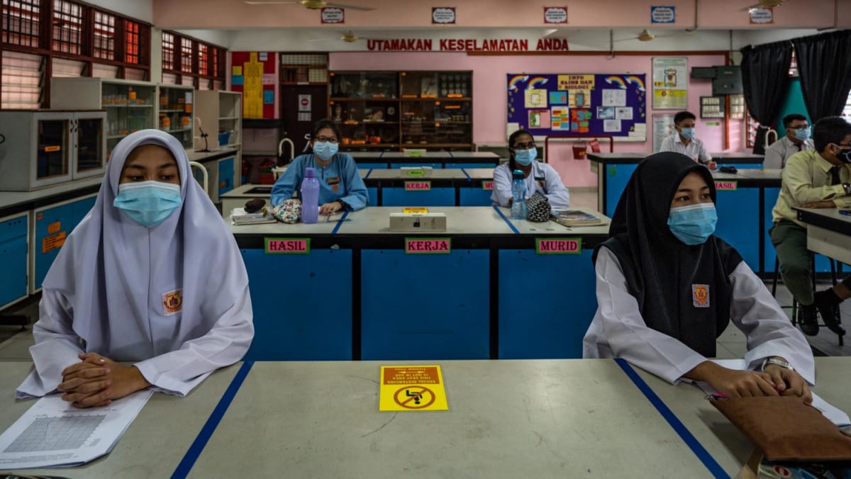 马来西亚考虑在 COVID-19 案件激增的情况下恢复学校的面具授权
