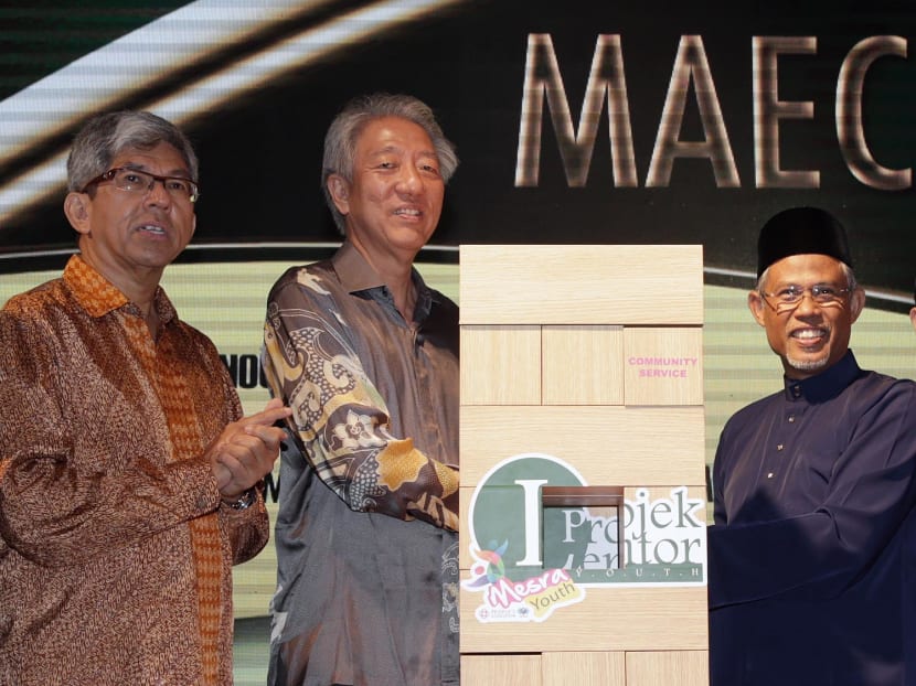 (From left to right) Minister Yaacob Ibrahim, DPM Teo Chee Hean and Minister Masagos Zulkifli at the launch of the MESRA Youth "Project Lentor", held during the MAECs 40th Anniversary Gala Dinner. Photo: Wee Teck Hian
