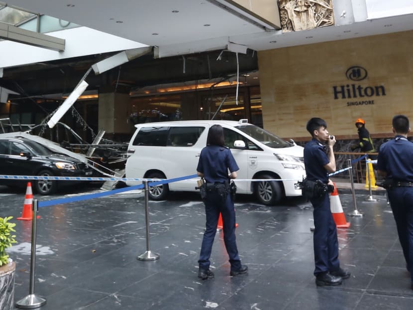 Hilton Hotel driveway ceiling collapses: 4 hurt Hilton Hotel driveway ceiling collapses: 4 hurt
