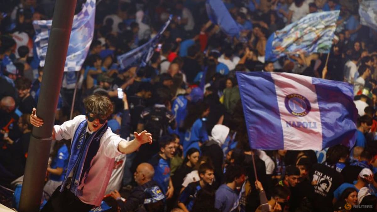 Napoli Italia meledak dengan kegembiraan saat kota ini akhirnya mendapatkan kembali mahkota Serie A