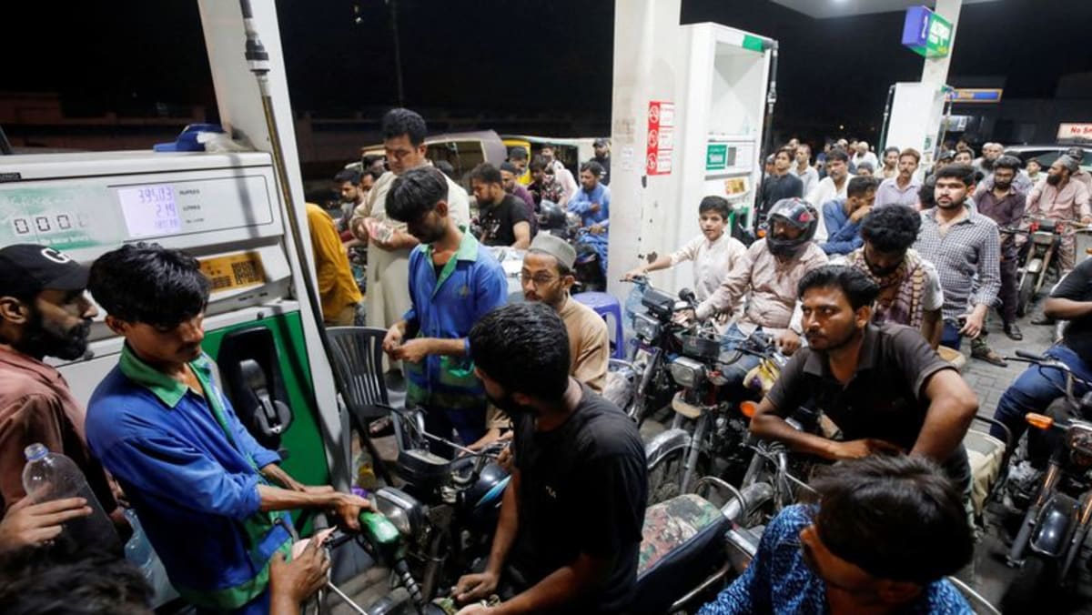 Pakistan menetapkan skema penetapan harga bahan bakar meskipun ada kekhawatiran IMF – menteri