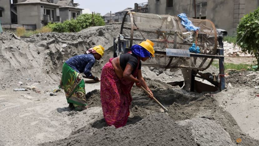 Poor workers bear the brunt of India's heatwave