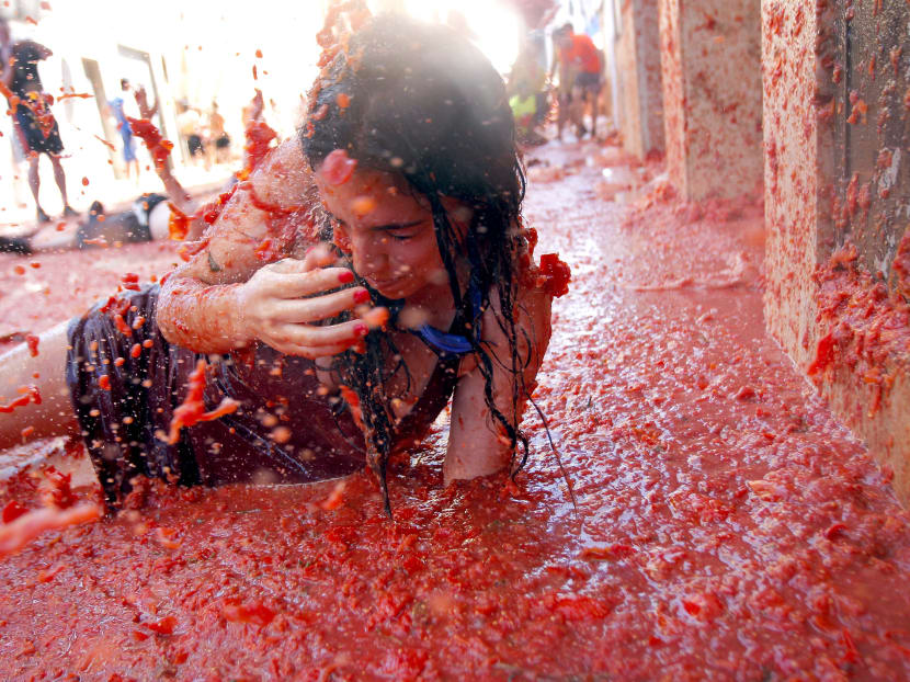 Annual tomato battle leaves Spanish town red