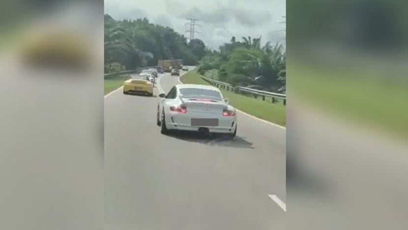 Polis Johor siasat konvoi kereta sport S'pura potong jalan, pandu secara merbahaya