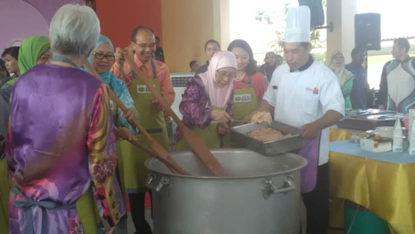 Warga emas teruja rasai bubur lambuk resepi Istana Warga emas teruja rasai bubur lambuk resepi Istana
