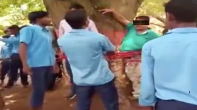 不满数学考试不及格 印度学生绑老师在树上怒斥殴打