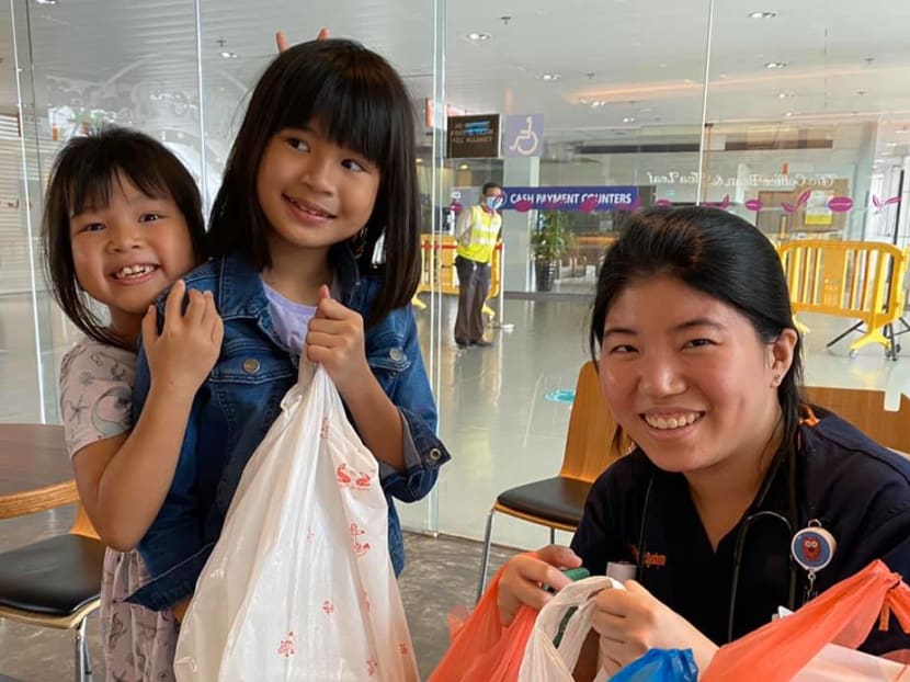 (From left) Sisters Ruirui and Rui'en delivering breakfast to a healthcare worker on Feb 8, 2020.