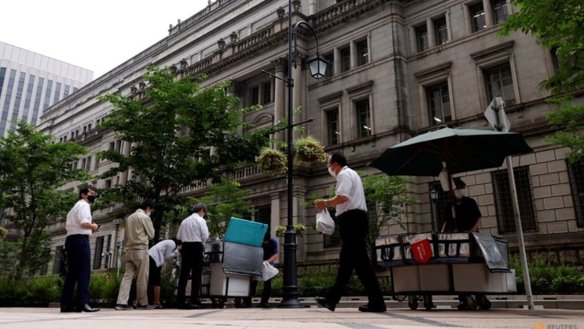 BOJ telah melihat perkiraan pertumbuhan dipangkas karena pengeluaran lunak, kata mantan kepala eksekutif bank sentral
